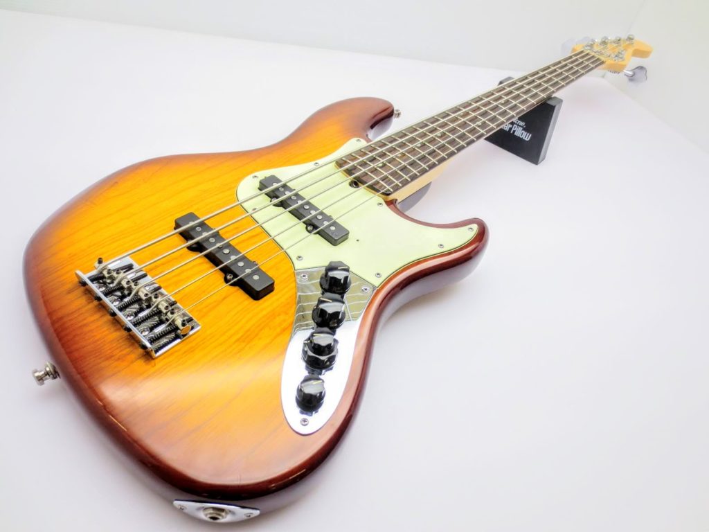 University student Unavoidable Bend 店頭(島根県)で、Fender USA American Deluxe 5弦ジャズベースを買取頂きました！｜楽器買取専門リコレクションズ